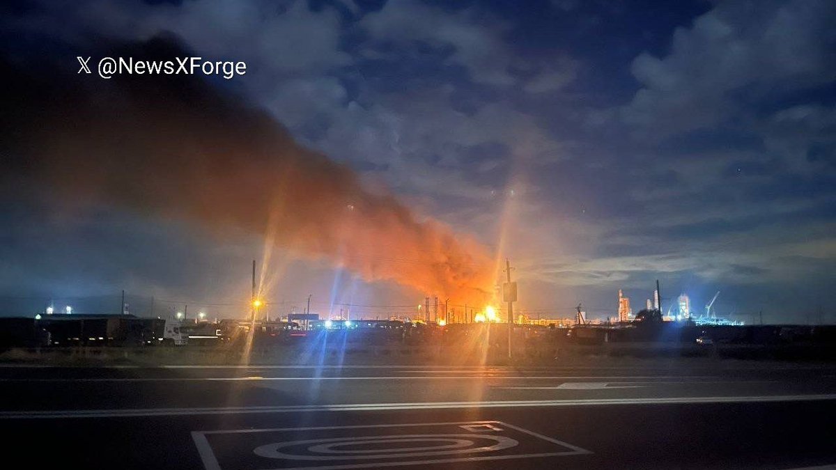 NewsXForge's tweet photo. 🚨🇷🇺 JUST IN: Russia’s Ilsky oil refinery is reportedly on fire tonight following a Ukrainian drone strike, according to local reports.

The extent of the damage is not yet clear.

#JUSTIN #Russia #Ukraine #Geopolitics https://t.co/wlw288ZrAM