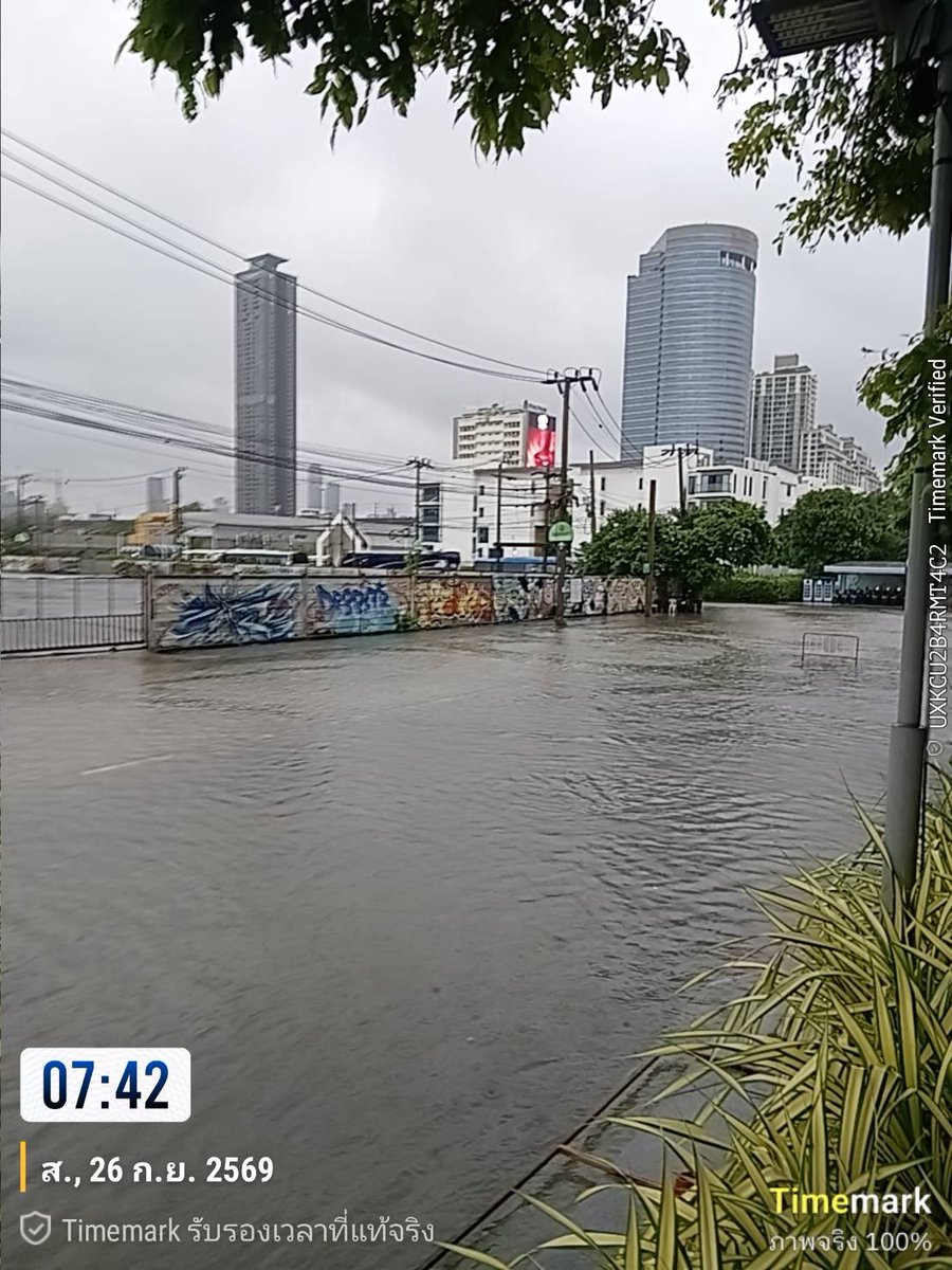 flaminmochi's tweet photo. ทีมงานBravo BKK ส่งรูป/คลิปสถานการณ์น้ำล่าสุดตรงบริเวณทางเข้าลานจอดมาให้ค่ะ ยังไงรอติดตามสถานการณ์และอัพเดทจากทางผู้จัดอีกทีนะคะ🙏🏻  

ขอให้ซาอีและทูอัสเดินทางปลอดภัยค่ะ🥹 

#247FORYOU_IN_BANGKOK https://t.co/v6tsTQgpMD