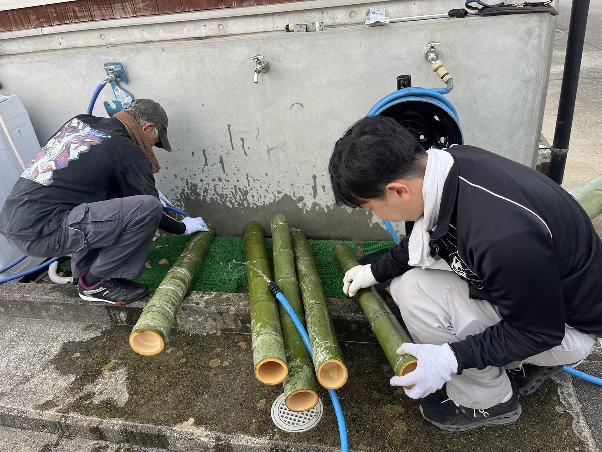 OtoiLegacy's tweet photo. 本日9月26日（土）は「薬師奉納相撲」！

朝から竹取り、土俵清掃、ボンデンづくりなど、みんなで準備を進めています💪
地域で受け継がれてきた奉納相撲の大切な時間です。

本日17時から野村中学校土俵で開催！
ぜひ土俵を囲んで、熱い取組をお楽しみください🔥

#薬師奉納相撲 #野村町 #西予市 #相撲 https://t.co/87VRzvsbzg