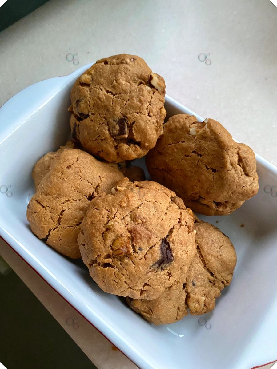 JeniAzatyabi's tweet photo. Just swapped homemade chocolate chip cookies with my new next-door neighbor—win-win! No more baking for just myself, plus we’re already planning a weekend garden clean-up together https://t.co/lEelGsgPq7