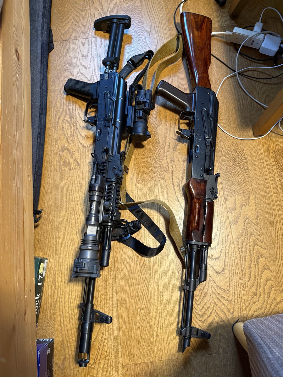 Mk32486836's tweet photo. ウチのAKは二つともE&amp;Lで外装錆びると言われるので定期的にと言うか思い立ったらオイルでメンテしている
でもオイル塗布してない所とかも錆びて無いんだよなぁ
つーか内側とか錆びないんかな… https://t.co/lV6rnyJeaj