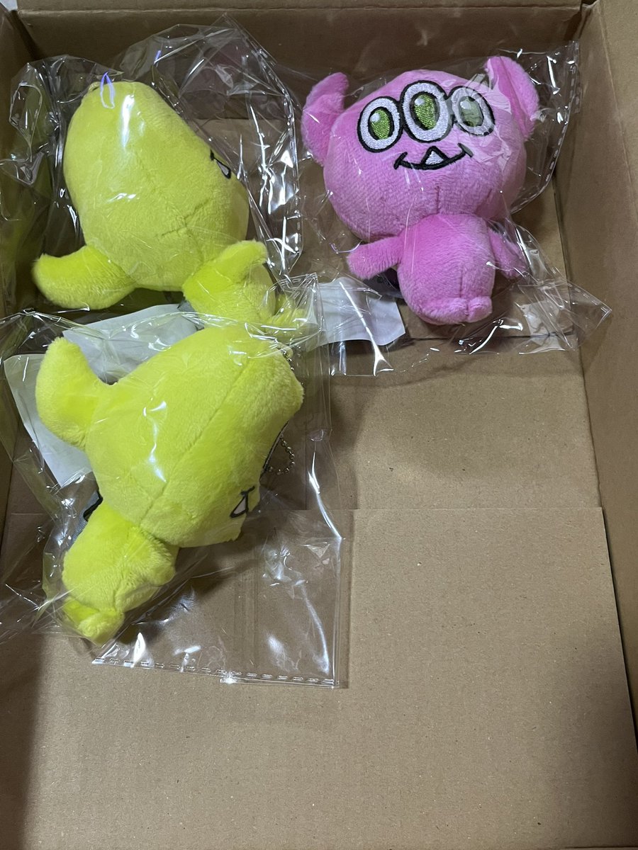 kkk_08mi's tweet photo. やっと届いた🥺💛🩷
shinyaさんのいうとおりピンクも買いました
イエロー2人ともうつ伏せに入ってた形の問題かな https://t.co/umCAfgQgoV