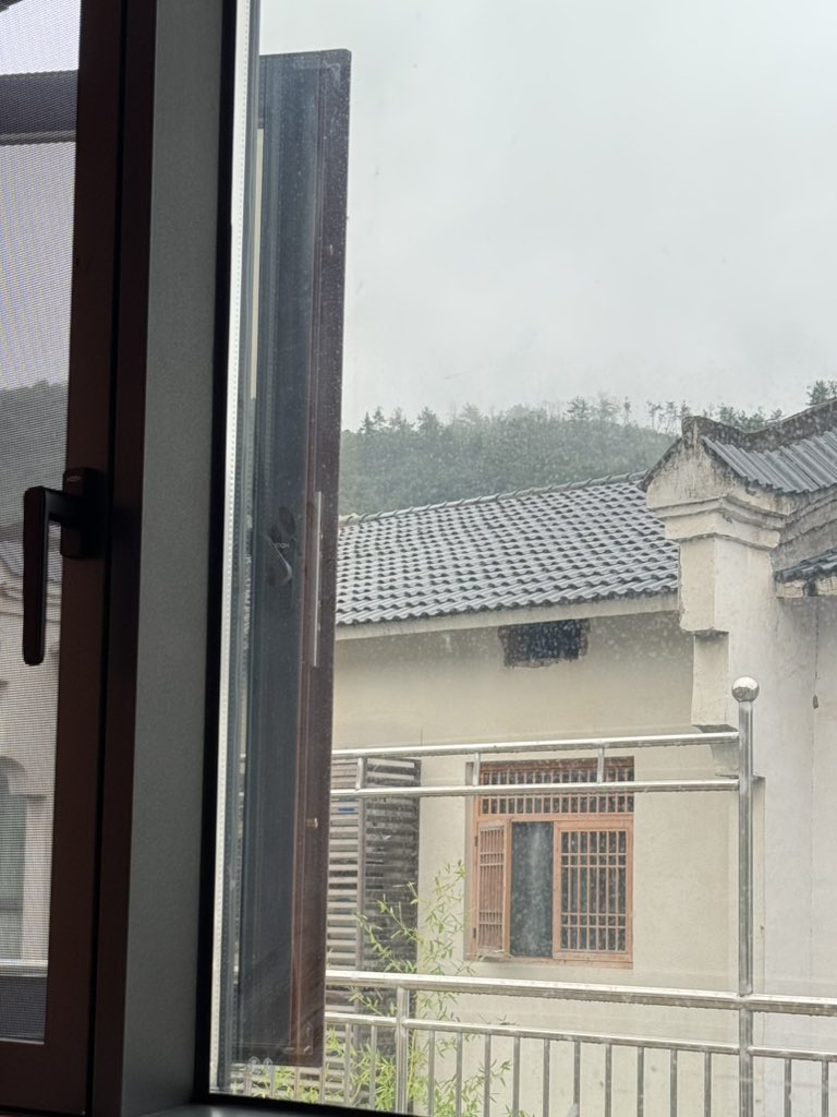 yyuan0508's tweet photo. 早上喝碗小米粥，泡一颗煮鸡蛋在粥里，吃焦焦脆脆的茴香饼，蒸玉米和甜红薯，青椒凉拌花生米，吃得热乎又饱腹。
此刻我独自在房间里，听着甄嬛传，看看小说，又轻易幸福上了～ https://t.co/MjXlfHjgFm