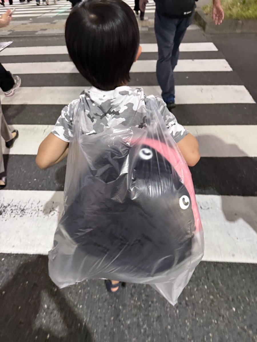 _____sj2415's tweet photo. その頃ママと一緒にお出かけしてて高級なまずを背負う👦🏻の写真が来た（笑）
同じ都内に居るなら会いたかったな〜！
最寄り着いてちゃっかりケーキのおねだりしてる写真もありがとう(꧞ˆᢦˆ)
来週買おうか😅 https://t.co/DUhYjkYJ34