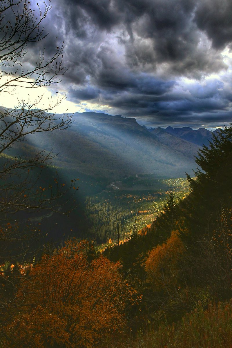 capuanabacwu2n's tweet photo. Sun breaking through the clouds in Glacier National Park. https://t.co/coFRK8E3BJ
