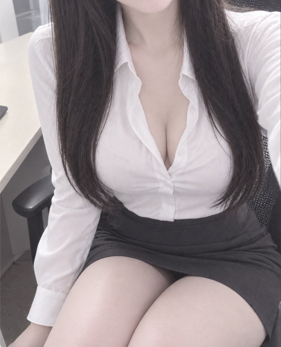 _h_0401_'s tweet photo. 昼職いそがしくてやばかった😭

これは新卒の時に使ってたスーツ着てみたやつ❕
ぱつぱつむちむちだ。。。笑

いよいよ来週❕
ご予約まってます✨ https://t.co/9Joziya8oK