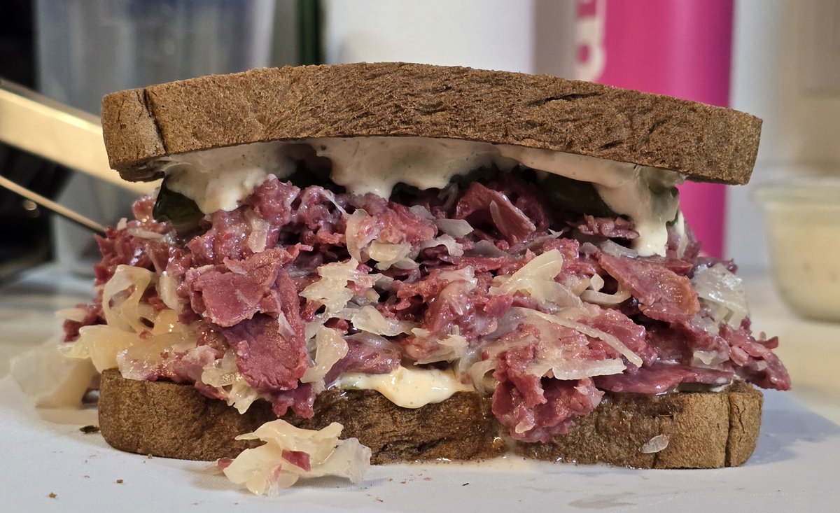 buddahJay's tweet photo. Damn...I make sexy and delicious Reubens 😋🤤 https://t.co/FjytEpqOhc
