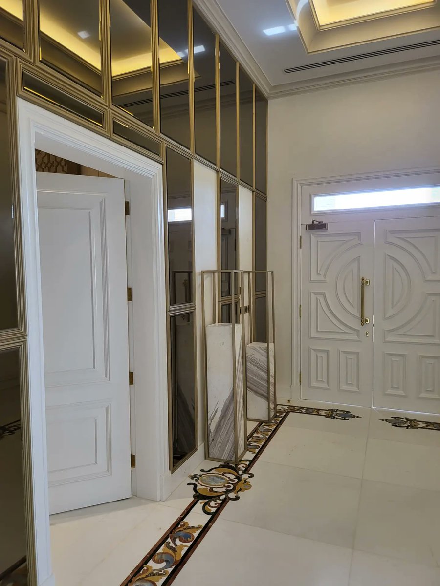 savannahrouf5j's tweet photo. Luxury reflected in every corner. The mesmerizing harmony between bronze mirrors and golden accents gives this entrance endless depth and an unforgettable royal touch. Do you prefer full-wall mirrors or separate pieces for your home entrance? https://t.co/8Teb0LF4PR