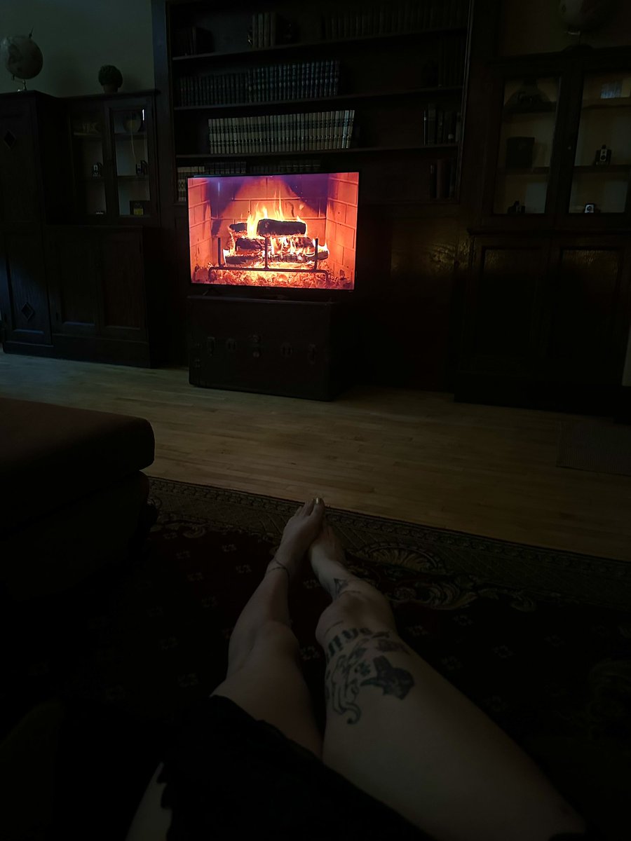 vaultoflila's tweet photo. waiting for you 😛 https://t.co/t7rXvmLsGH