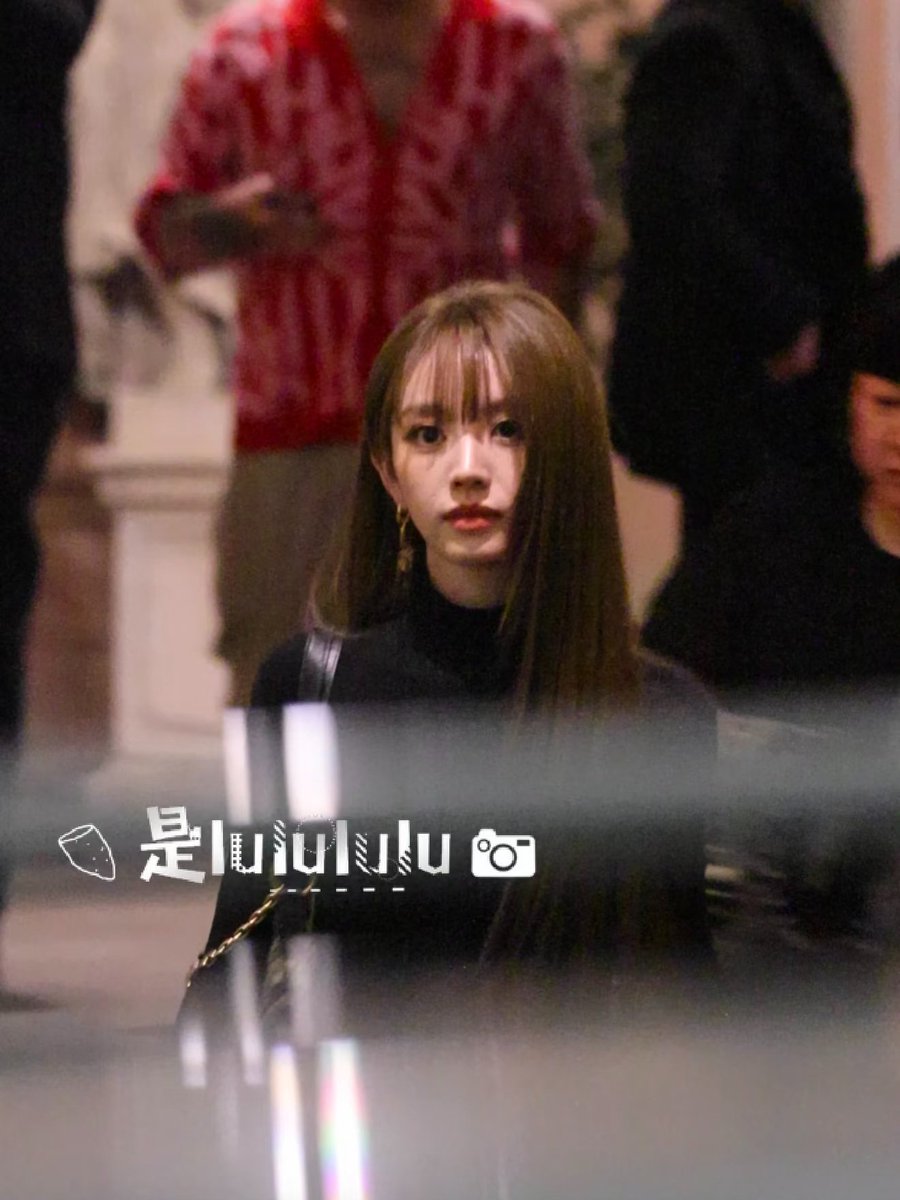 bluurina_vv's tweet photo. เป็นออลแบล็คที่เรียบๆแต่ดูแพงมาก เราจะได้เห็นลุคนี้เต็มๆมั้ย https://t.co/9XWqoXRn2T
