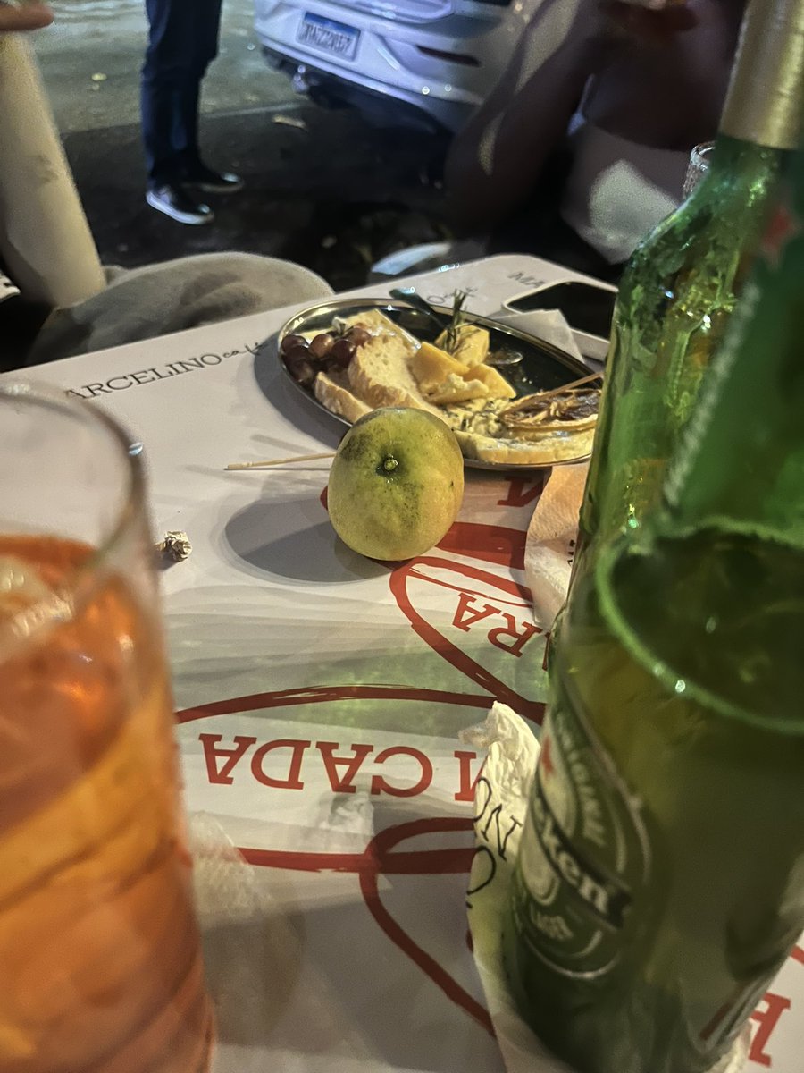 tchikito_'s tweet photo. pov: vc mora em Belém e simplesmente cai uma manga na mesa do bar https://t.co/OMxmz9f5yx
