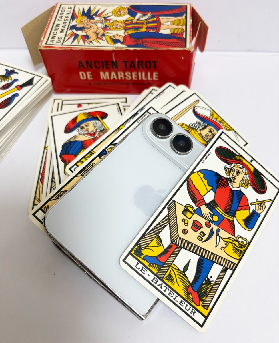 mactechlab's tweet photo. iPhone Duo（モックアップ）を左手で弄び、開いたり閉じたり回転させたりしていたら、古い感触を思い出した。20��にタロットカードに凝り大判のカードを上手に捌けるように練習した感覚…‼️ 写真はマルセイユ版の古いタロット(TAROT DE MARSEILLE)で、このタロットのデザインは1790年頃という最も古いタロットを正確に復元したものだという。確かに中世の稚拙な木版の雰囲気が出ており、大アルカナと小アルカナ全78枚が揃っている。
#mactechlab
