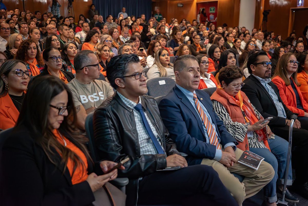 CFEmx's tweet photo. Cada día 25, en la CFE reafirmamos nuestro compromiso con la sensibilización y prevención de la violencia contra las mujeres y las niñas. 🧡

En esta ocasión recibimos al Coro de la H. Secretaría de Marina, con un programa dedicado a compositoras que desafiaron los mandatos de género de su época y abrieron camino con su talento para componer, dirigir e interpretar.