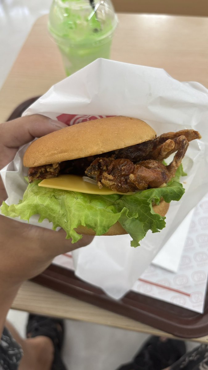 m2l_jpn's tweet photo. ドムドムバーガーうまくてワロタ
ソフトシェルクラブってこんな感じなんやね https://t.co/rouHdNjQL3