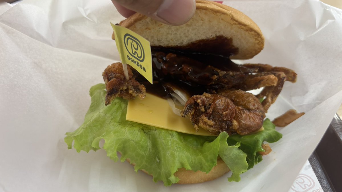 m2l_jpn's tweet photo. ドムドムバーガーうまくてワロタ
ソフトシェルクラブってこんな感じなんやね https://t.co/rouHdNjQL3