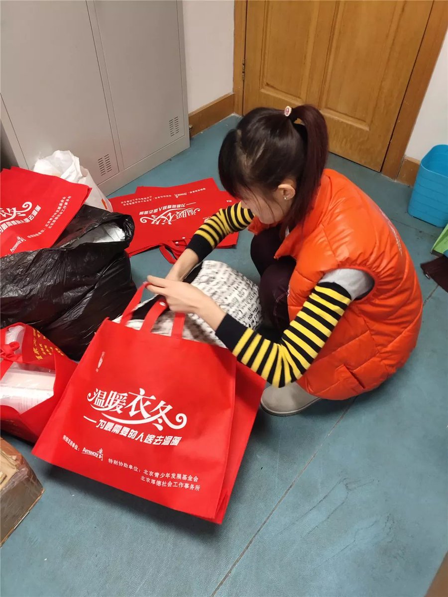 WallyStaudyt4's tweet photo. Spent my Saturday afternoon sorting 200+ winter coats for local unhoused folks – seeing their smiles when we handed them out made every minute worth it. Small act, big impact.  #VolunteerForGood #CommunityCare， https://t.co/7Bfa9ZiJPF