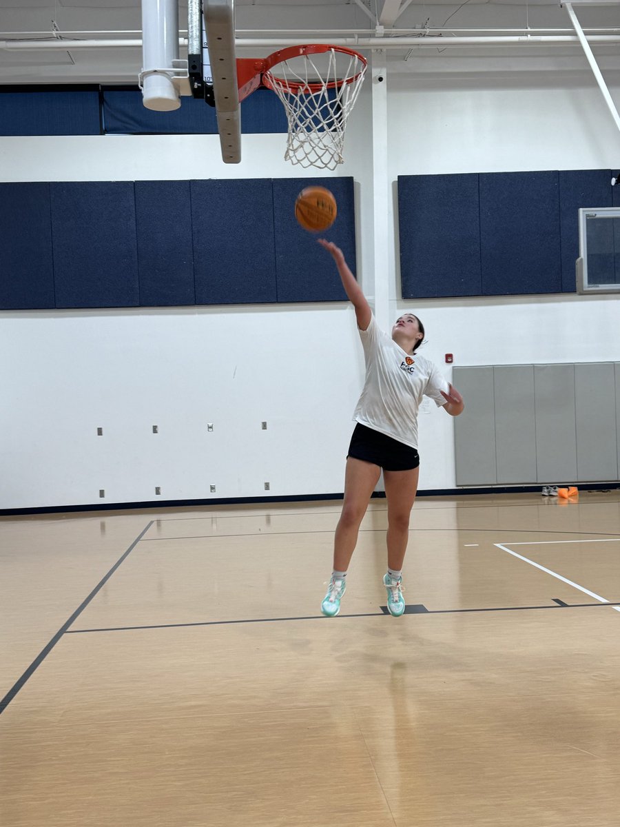 gracecinkc_33's tweet photo. Friday afternoon workout 🏀 https://t.co/a9Je9nHI4W