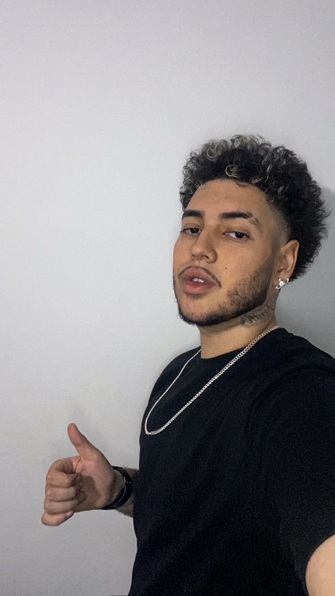 rareboysavage's tweet photo. Td mundo postando vou postar tb. 
Eu                 /                Minha cola 

🔥😮 https://t.co/rarxRzOU4a