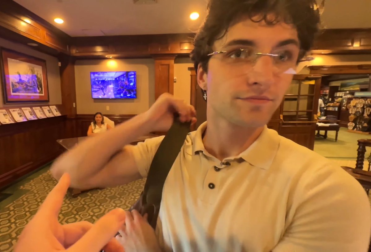 dilphickles's tweet photo. anthony looked so good in this video https://t.co/k1rEM7QmRb