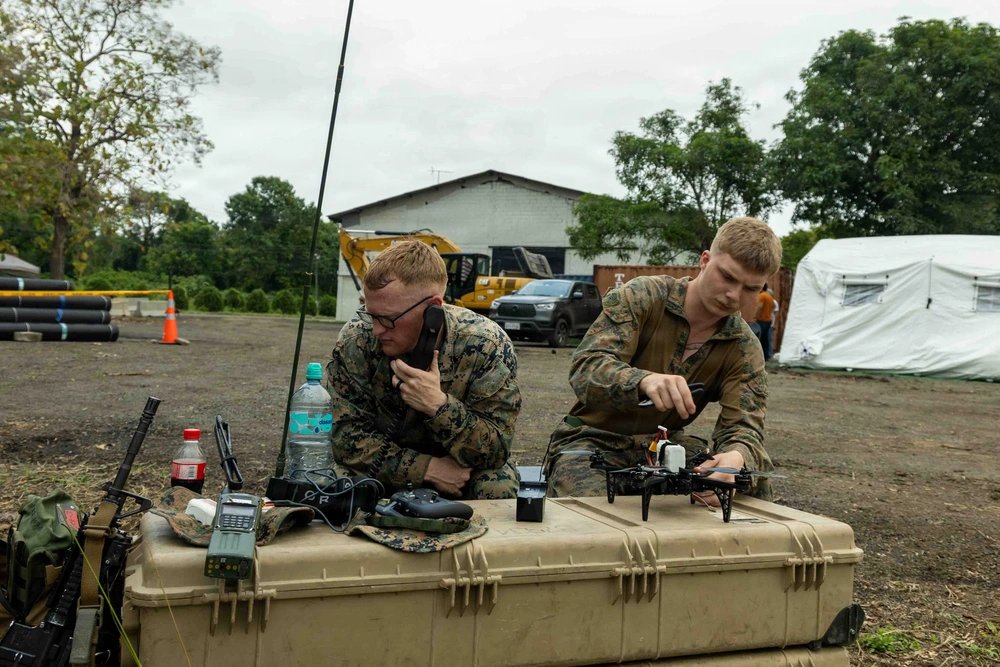 SA_Defensa's tweet photo. 📍#Ecuador (🇪🇨)

The @USMC (🇺🇸) has deployed HANX Drones to Ecuador as part of LCF-24's deployment.

HANX is the USMC's first fully NDAA-compliant, 3D-printed drone that came into service earlier this year.

📸: DVIDS https://t.co/sutt4CFBqm
