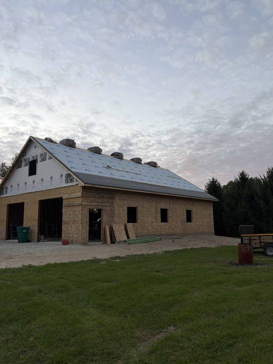 RefinishMedia's tweet photo. Time to get some shingles on this new shop! 🏠

Hopefully, we’ll have the roof finished this weekend! Winter is just around the corner, and we need to get this building sealed up before the snow arrives.

We’re getting closer every day! 🔨 https://t.co/doySwUpEiQ