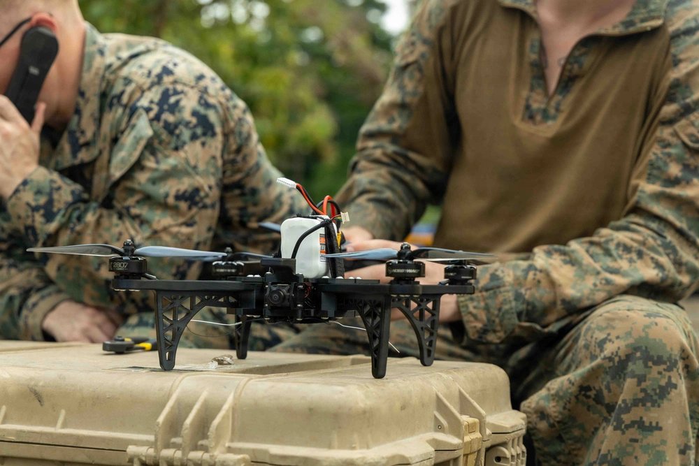 SA_Defensa's tweet photo. 📍#Ecuador (🇪🇨)

The @USMC (🇺🇸) has deployed HANX Drones to Ecuador as part of LCF-24's deployment.

HANX is the USMC's first fully NDAA-compliant, 3D-printed drone that came into service earlier this year.

📸: DVIDS https://t.co/sutt4CFBqm