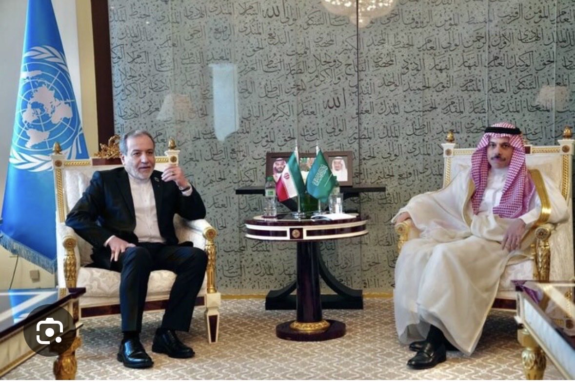 HamidMirPAK's tweet photo. This is the most important meeting took place between Saudi and Iranian FMs on the sidelines of UNGA in New York. Iran and Saudi Arabia must resolve all misunderstandings through a meaningful dialogue and puncture the conspiracies of their joint enemies who want them to fight against each other. 
 https://t.co/EywuZMwvGy…