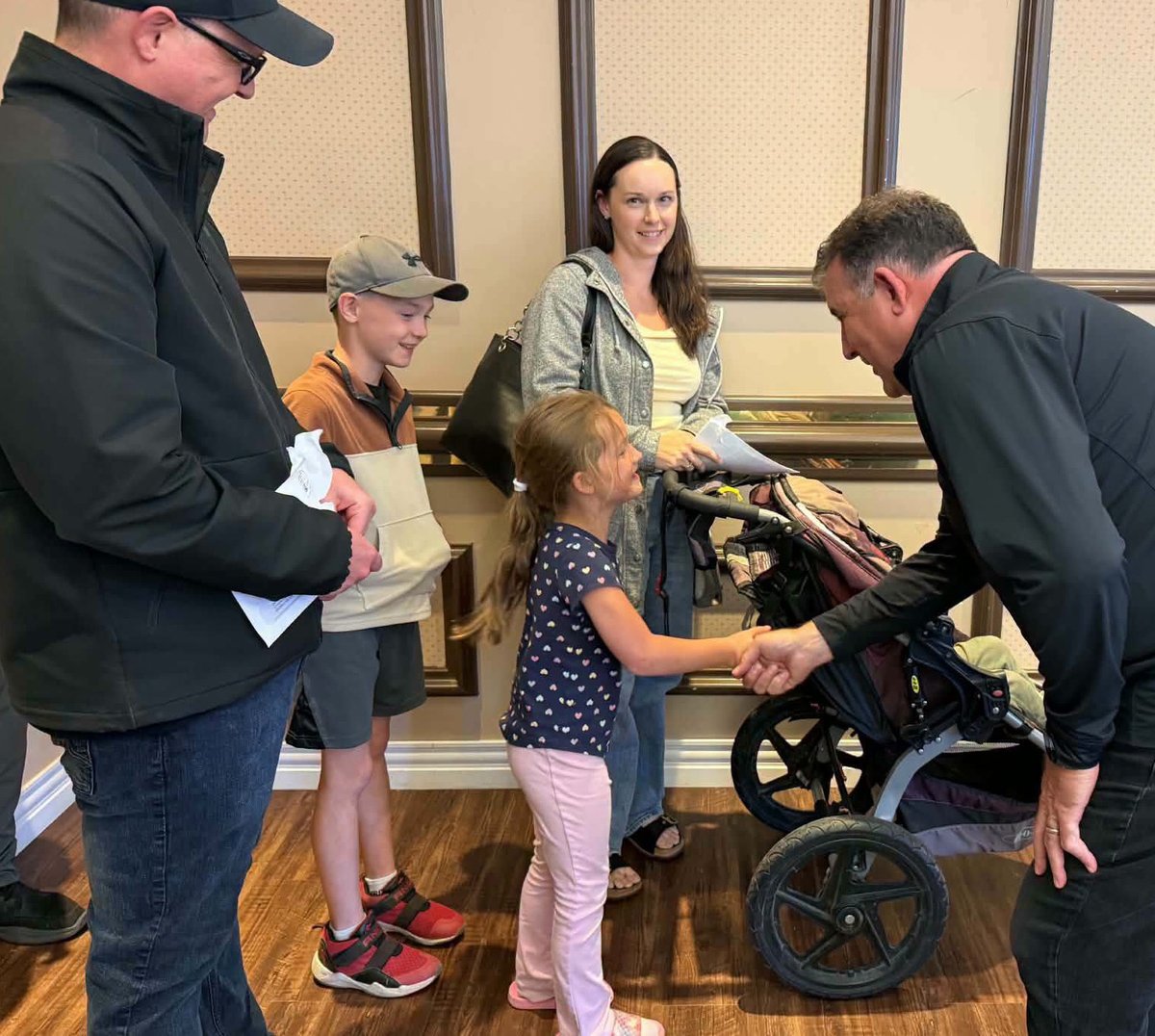 DanielAllainNB's tweet photo. Great discussions with PC members in Doaktown and Fredericton at our Satellite Voting Centres.

Having trouble voting? Send us a message!

Get your ballot mailed by October 5th!

#nbpoli
#pcnbleadership
#chefferiepcnb

Nous avons eu d’excellentes discussions avec les membres du Parti progressiste-conservateur à Doaktown et à Fredericton, dans nos centres de vote satellites.

Vous avez de la difficulté à voter? Envoyez-nous un message!

Assurez-vous de poster votre bulletin de vote au plus tard le 5 octobre!