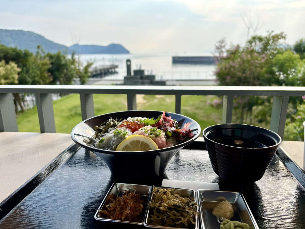 mikkon_0105's tweet photo. 四国最果ての地へ🚙💨
350°見渡す限り海〜🌊
Earthを感じました🌏

#佐田岬(四国の左の先っぽ)
#風車
#愛媛県🍊 https://t.co/mbq0RITeEK