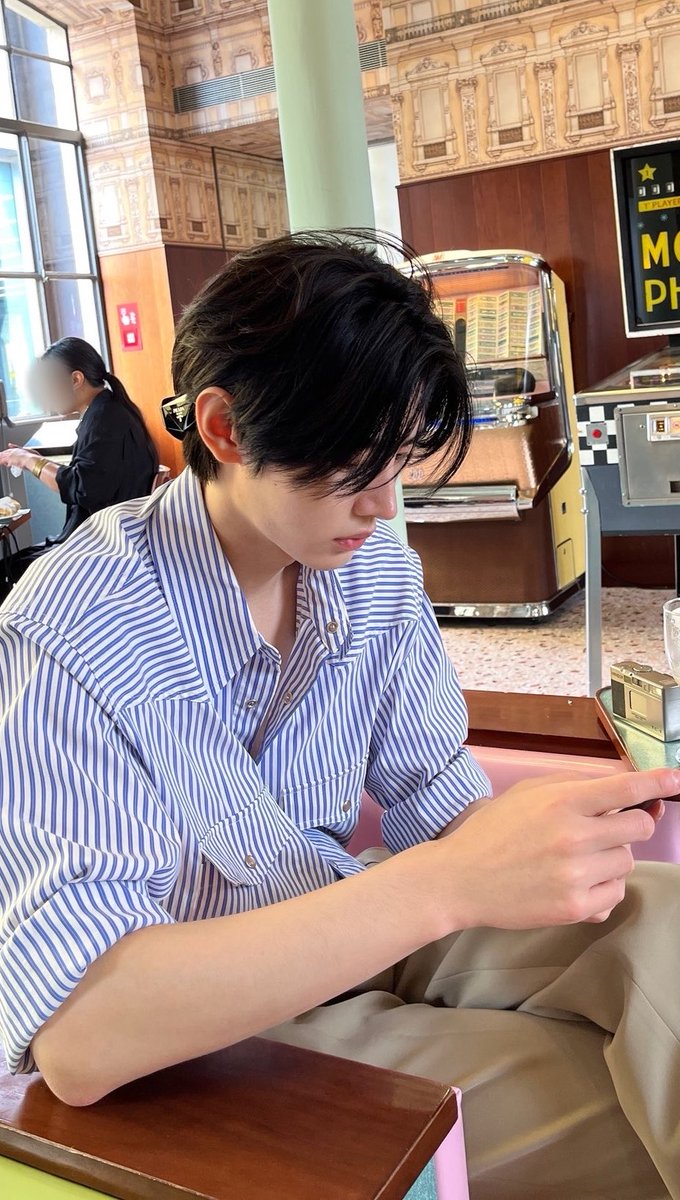 mmmurraya's tweet photo. กูพึ่งเข้าใจไอ้ประโยคที่มิกซ์เฉลิมศรีพูดว่า

“ ถ้าผู้ชายคนไหนเซ็ทผม อยู่คาเฟ่ นั่งถ่ายรูปร้านอาหาร แสดงว่าฮีมีแฟน เพราะผู้ชายไม่ถ่ายรูปหรอก ไม่มีทางที่จะมาถ่ายมุมเผลอๆแบบนี้หรอก แฟนฮีถ่ายให้ ร้อยทั้งร้อยไอรูปเผลอๆเนี่ย มันมีแฟน !! ” https://t.co/GmAiMGjsIM