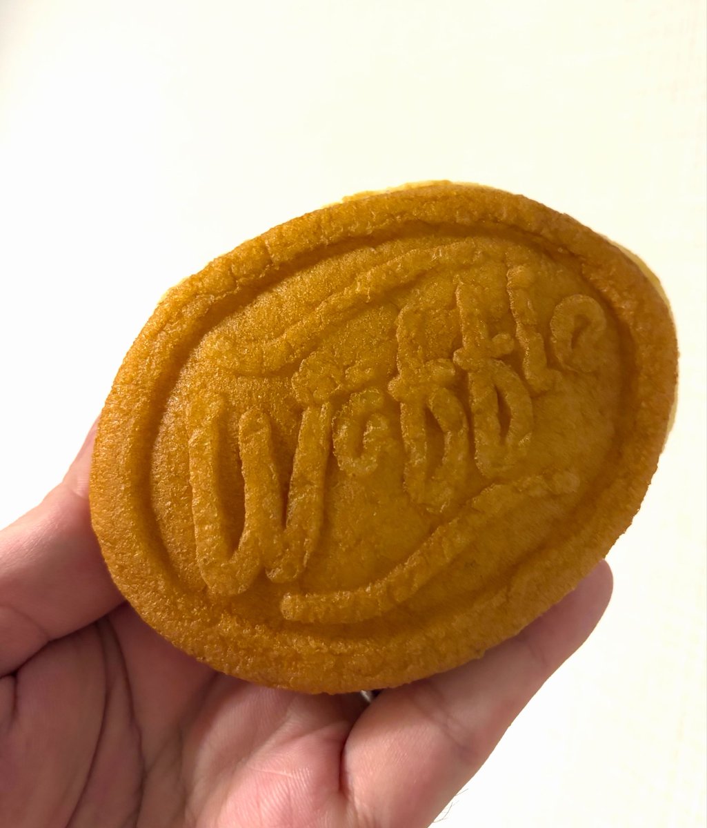 hina_money35's tweet photo. 岡山の実家に帰るたびに「白十字」のワッフルを買ってるんやけど、梅田の阪神百貨店でも買えることが発覚… ワイの中でワッフルといったらコレなんよな… https://t.co/OVQDj8Goaz