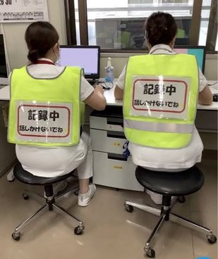 somewhere_med's tweet photo. ←弘前大学病院「話しかけないでね」
→医学生「わかりました」 https://t.co/sofsAgP3Dy