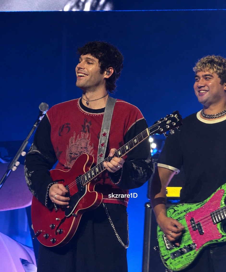 skzrare1D's tweet photo. les regalo esta foto linda que no habían visto de Luke y Calum porque YO la romé ayer en Bogotá🥹🫶🏽😭 de no superar https://t.co/5TaTM8lWSj