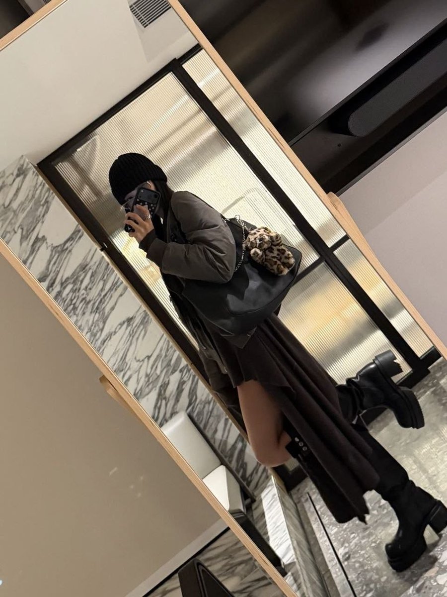 runwaygalla's tweet photo. a kpop girl who dresses well but dont need any media validation 🤷🏽‍♀️ https://t.co/uGZtFNjV0o