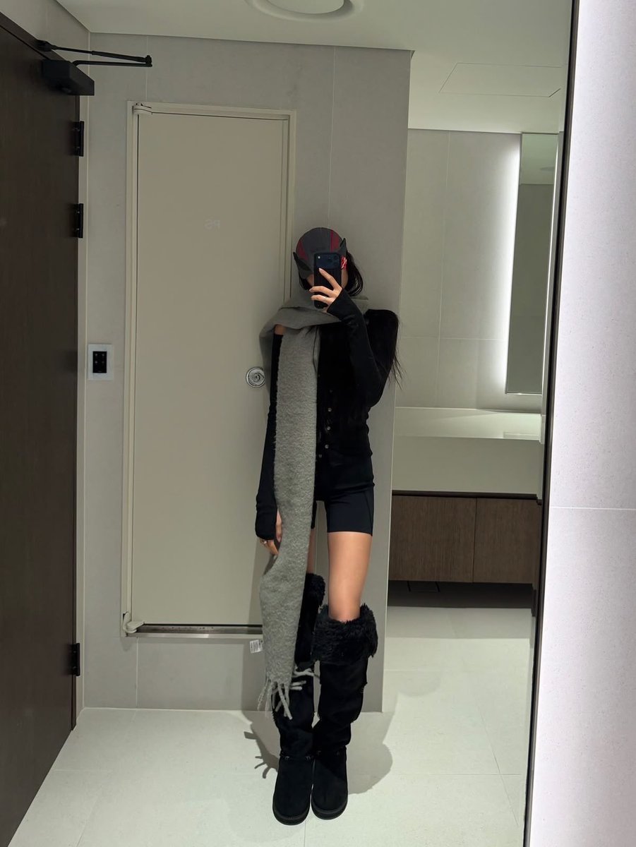 runwaygalla's tweet photo. a kpop girl who dresses well but dont need any media validation 🤷🏽‍♀️ https://t.co/uGZtFNjV0o
