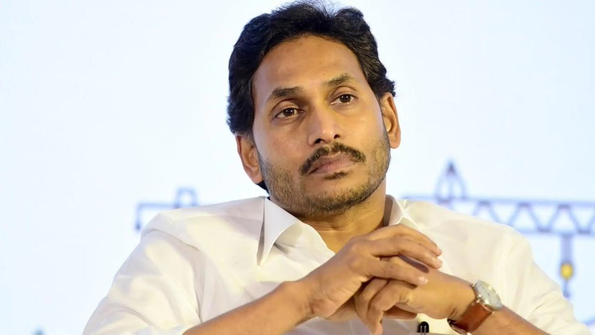 Telugu360's tweet photo. జగన్‌ పాలిటిక్స్‌పై జాతీయ స్థాయిలో ఛీత్కారాలు!

ఎన్నికల సంఘం విషయంలో జరుగుతున్న రాజకీయంలో భాగంగా జగన్ కూడా కేంద్రంపై ఓ రాయి వేశారు.  చట్ట సవరణ చేయాలని ఓ ట్వీట్ పెట్టారు.

వెంటనే రియాక్షన్ జాతీయ స్థాయిలో వచ్చింది.

తృణమూల్ కాంగ్రెస్ ఫైర్ బ్రాండ్ ఎంపీ మహువా మొయిత్రా.. "కేంద్రంలోని బీజేపీ ప్రభుత్వానికి గుడ్డిగా మద్దతు ఇస్తూ, మరోవైపు ప్రజల ముందు మాత్రం ఏదో వ్యతిరేకిస్తున్నట్లు డ్రామాలు ఆడటం ఆపండి" అని ఇజ్జత్ తీసే రిప్లై ఇచ్చారు.

దాదాపుగా అన్ని విపక్ష పార్టీల నుంచి అదే స్పందన వస్తోంది.

జగన్ రెడ్డి నీతి లేని రాజకీయాలపై జాతీయ స్థాయిలో ఉన్న బ్రాండ్ ఇదే. సపోర్టు చేసిన చట్టాన్నే వ్యతిరేకించే సిగ్గులేని రాజకీయం. అందుకే ఆయన చేసే రాజకీయానికి విలువే లేదు.

#YSJagan