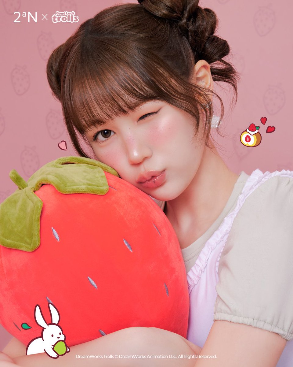 mys2littleglory's tweet photo. イェオンたまがばぶすぎたのか商品じゃなくていちごのデカぬい持たされててかわいい( ꜆ '@' )꜆🍓 https://t.co/QLcYjcaIPn