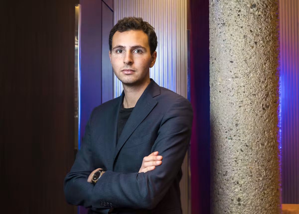 TheNancyRoc's tweet photo. 💣 C’est lui qui a lancé la bombe. Samuel Fitoussi @SamuelFitouss10 , chroniqueur au @Le_Figaro , reconnaît être derrière le compte anonyme qui a accusé lundi sur X le roman C’était ça ou mourir d’avoir été écrit avec l’IA. Trois jours plus tard, Thélyson Orélien se retirait de la sélection du Goncourt. Une affaire qui secoue le monde littéraire. #NRoc 
https://t.co/WKv7BbSFMr