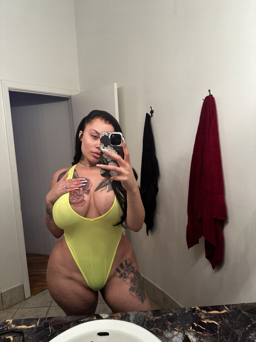 Saragoldisback's tweet photo. How does this color look on me? https://t.co/bKExSMIgwr