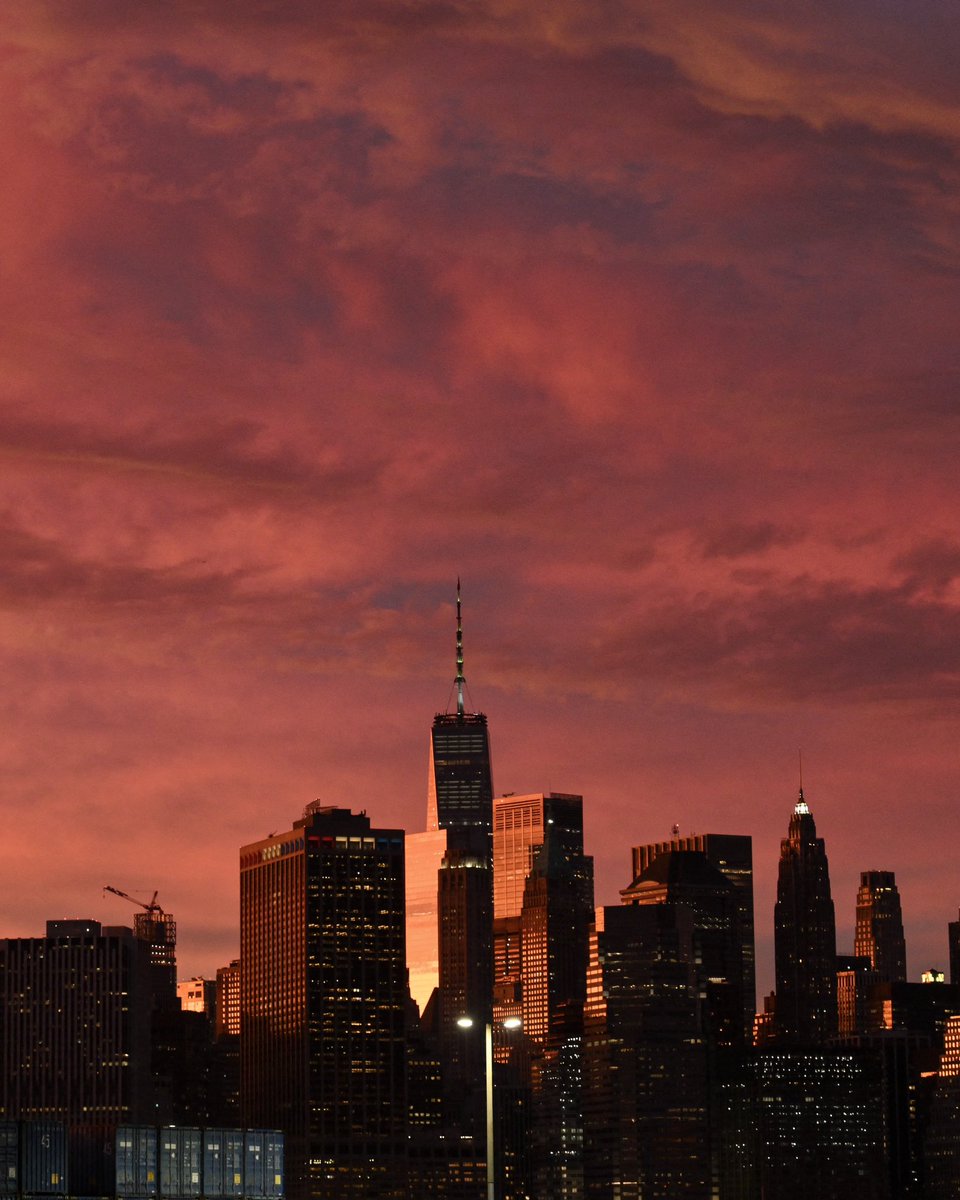 Complex's tweet photo. Golden hour in NYC’s hitting a little different today 🌇

[📸: via/ GettyImages] https://t.co/p3d7LhZAUF
