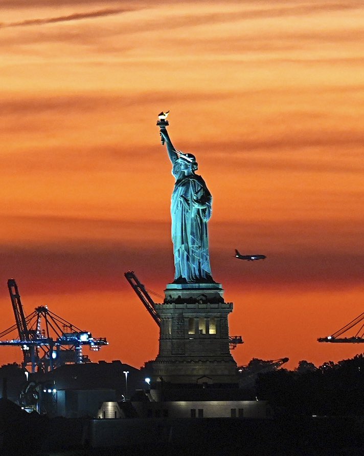 Complex's tweet photo. Golden hour in NYC’s hitting a little different today 🌇

[📸: via/ GettyImages] https://t.co/p3d7LhZAUF