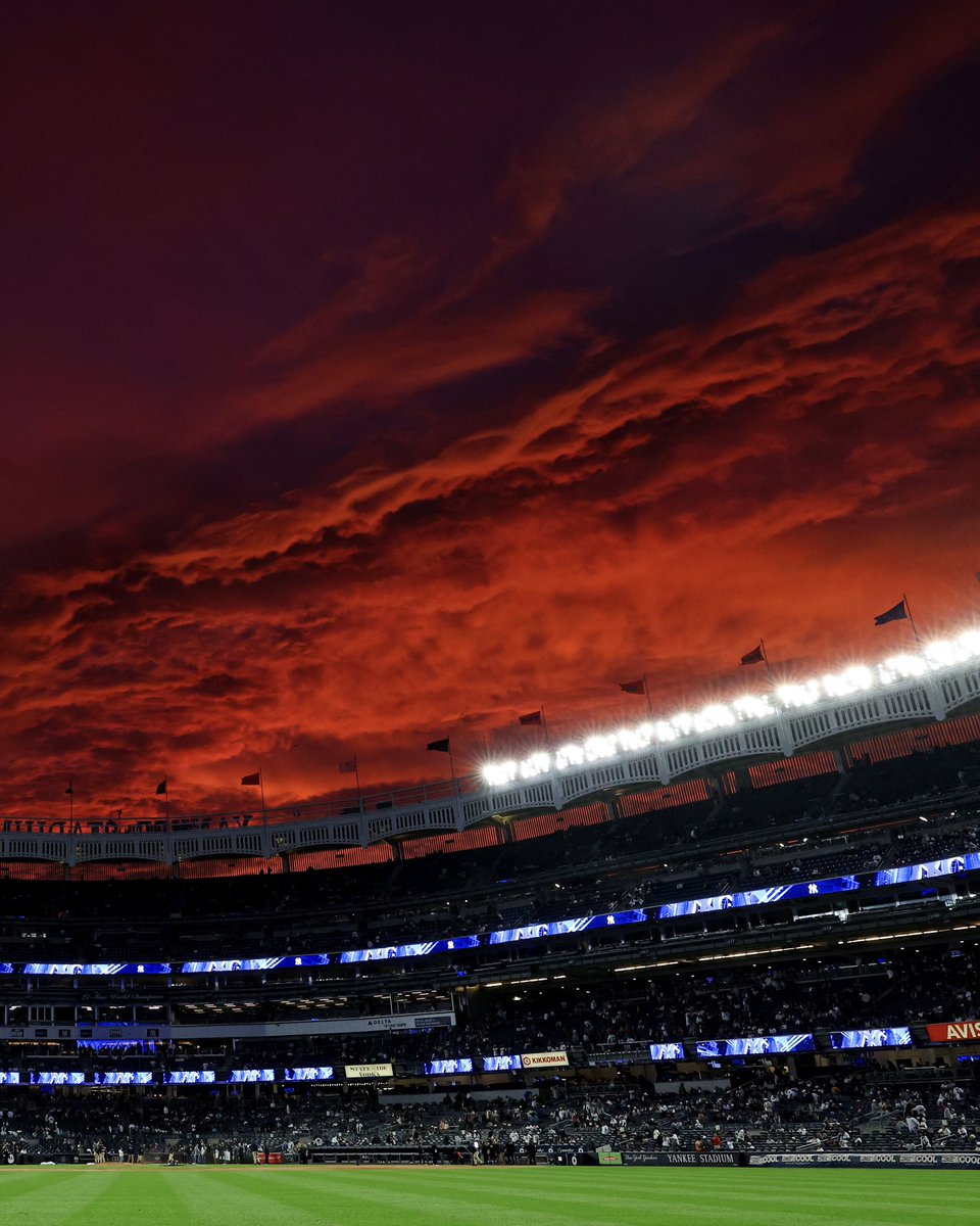 Complex's tweet photo. Golden hour in NYC’s hitting a little different today 🌇

[📸: via/ GettyImages] https://t.co/p3d7LhZAUF
