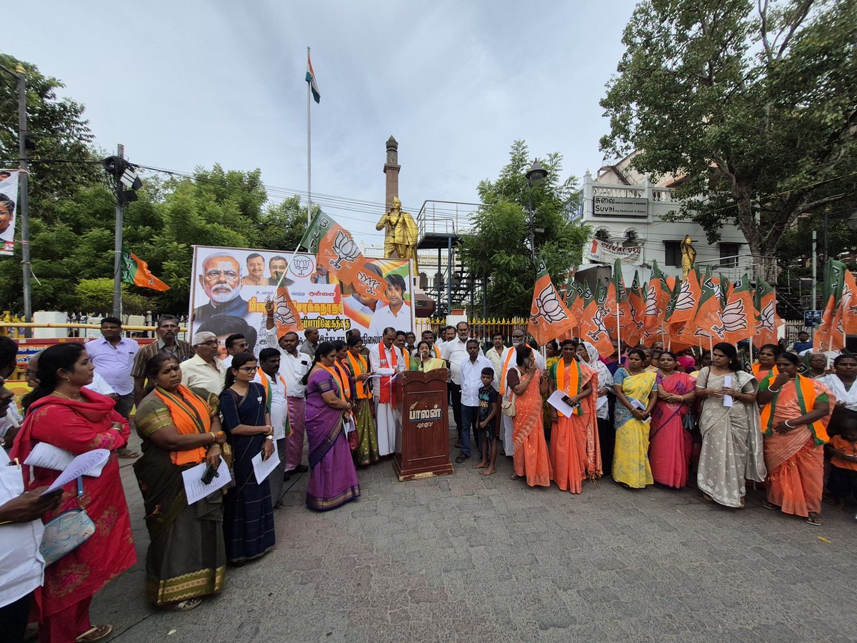 AshokkumarTNBJP's tweet photo. இன்று மதுரை மீனாட்சி சுந்தரேஸ்வரர் திருக்கோவில் குடமுழுக்கு விழாவை சரியாக நடத்தாததை கண்டித்து மதுரை மாநகர் பாஜக சார்பாக ஆர்ப்பாட்டம் நடைபெற்றது. இந்த ஆர்ப்பாட்டத்திற்கு மாவட்ட தலைவர் அன்பு சகோதர சிஎம் மாரிசக்கரவர்த்தி அவர்கள் தலைமை தாங்கினார் சிறப்பு அழைப்பாளர்களாக மாநில கதலி நரச https://t.co/QwE9pwFq1N