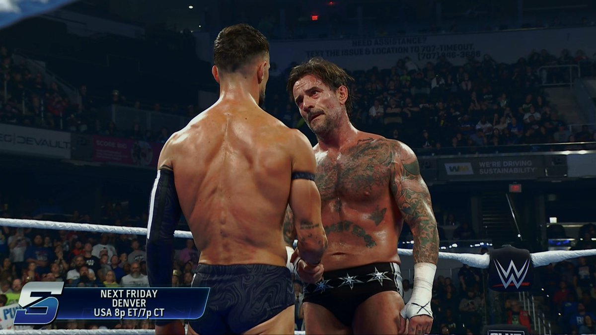 fabien_fichaux's tweet photo. Le show se termine avec un face à face Finn Balor et CM Punk qui se serrent la main et CM Punk célèbre sa victoire #SmackDown https://t.co/1OTPDRzR4b