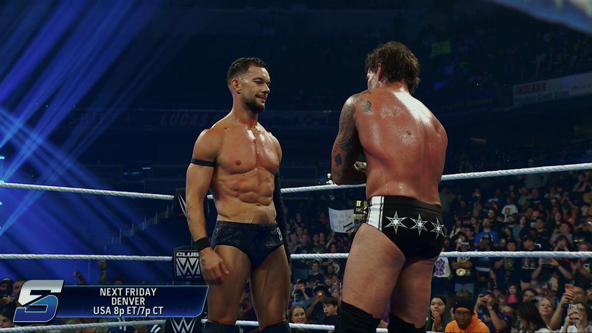 fabien_fichaux's tweet photo. Le show se termine avec un face à face Finn Balor et CM Punk qui se serrent la main et CM Punk célèbre sa victoire #SmackDown https://t.co/1OTPDRzR4b