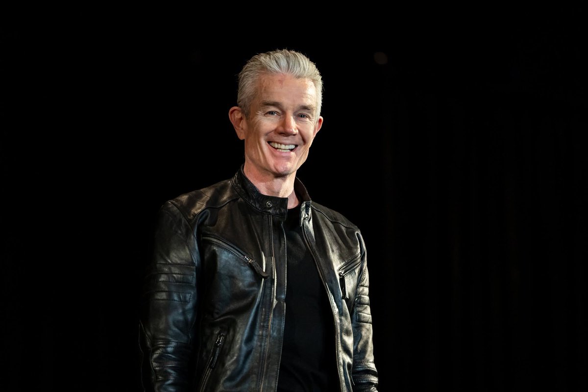 jamie_marsters's tweet photo. Pics of the Day: James Marsters still knows how to make an entrance! This time at Montreal Comiccon back in July.
@JamesMarstersOf #JamesMarsters @Mtlcomiccon #MontrealComiccon #BringingSmilesWhereverHeGoes #HisOwn #AndToOthers #JamesSmilesAreTheBest https://t.co/mOn9WxG1An