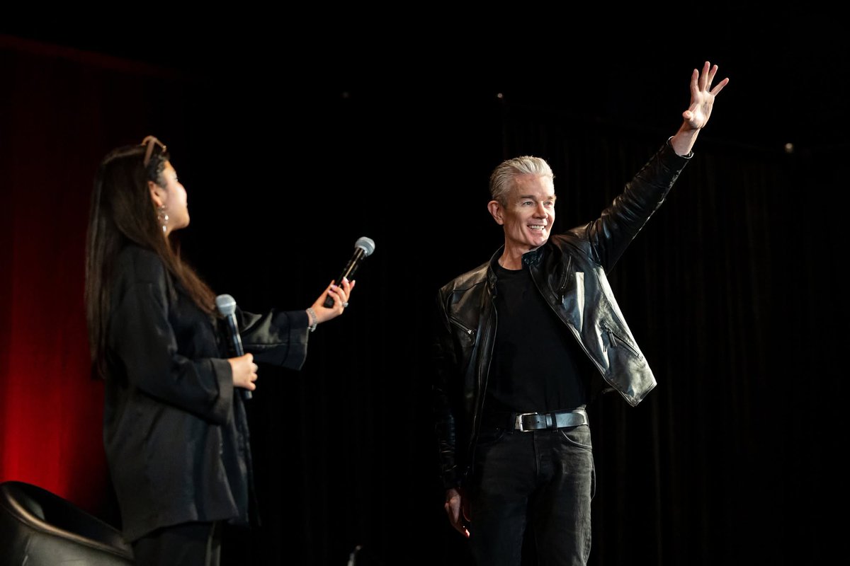 jamie_marsters's tweet photo. Pics of the Day: James Marsters still knows how to make an entrance! This time at Montreal Comiccon back in July.
@JamesMarstersOf #JamesMarsters @Mtlcomiccon #MontrealComiccon #BringingSmilesWhereverHeGoes #HisOwn #AndToOthers #JamesSmilesAreTheBest https://t.co/mOn9WxG1An