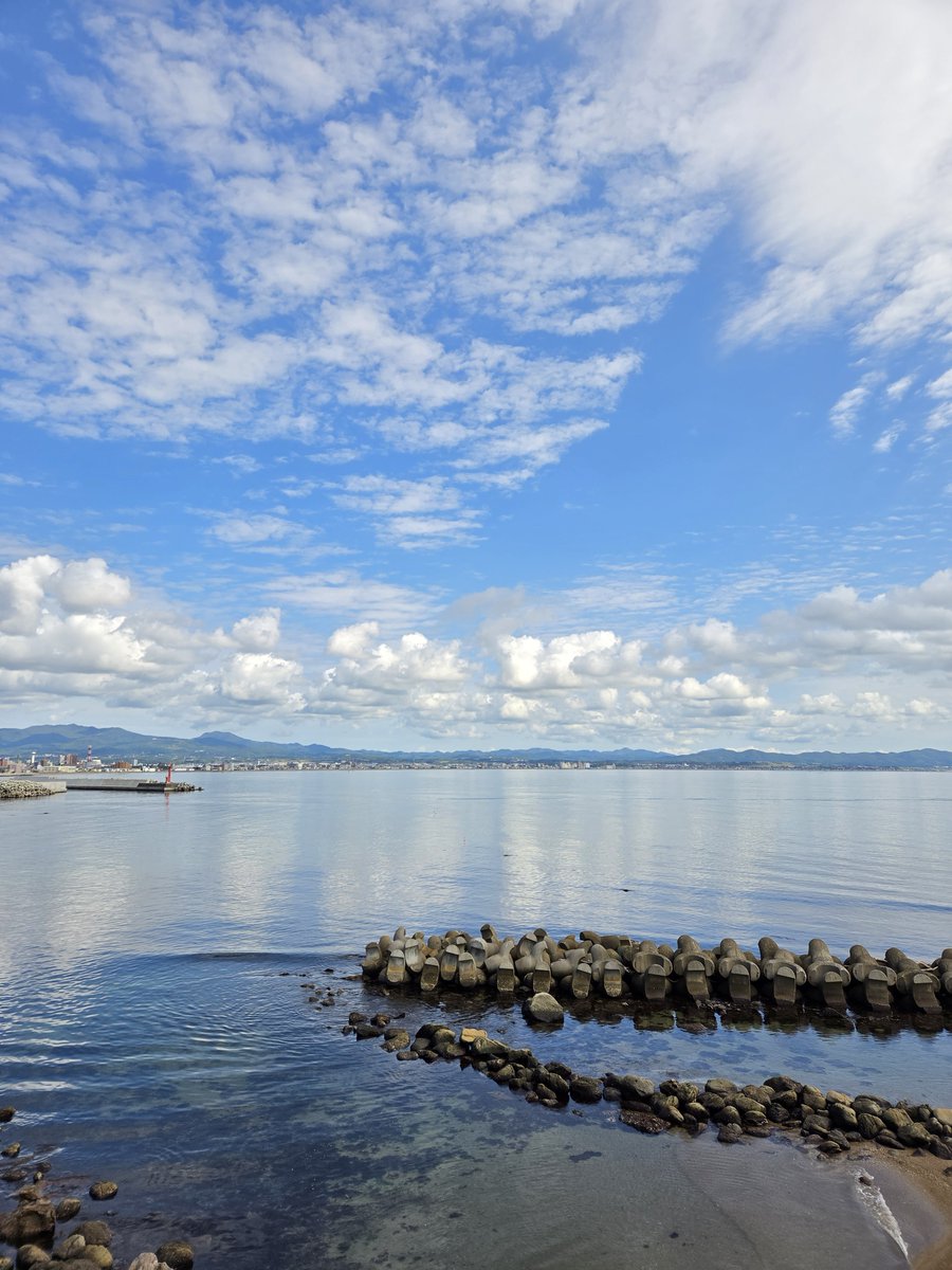 umi_to_glass's tweet photo. 9月26日🌥
11:00 OPEN
18:00 CLOSE

昨夜の中秋の名月と漁火🌕🛥️🌊
閉店後の写真です🤳
今日は海が静かで、海面に雲が映ってます🌞☁🌊
ヒンヤリしてますがポカポカ日差しです☀
ごゆっくりどうぞ🍹☕

※混雑時はご希望の席に座れない場合があります🙇‍

《9月のお休み》
30 (水) https://t.co/f7iT6h84yj