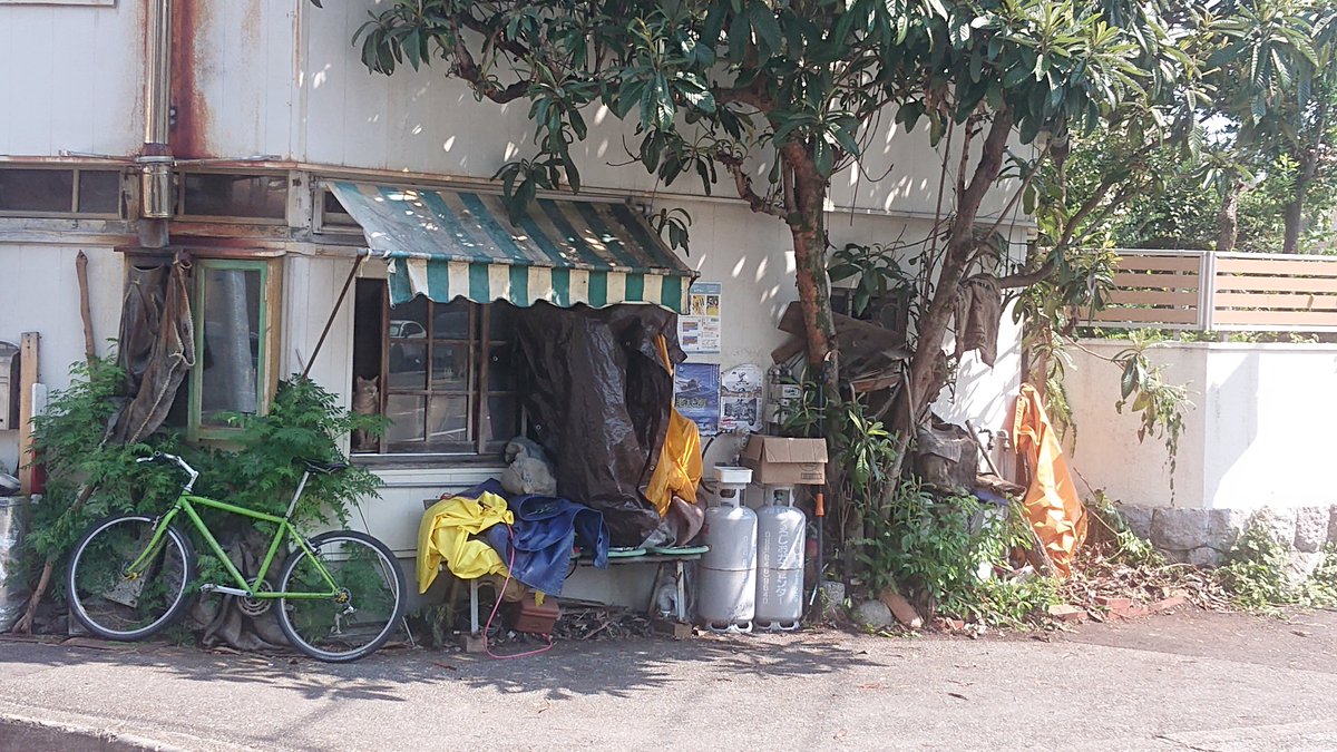 cafe_apart's tweet photo. 前線近づいてきて不安定な空模様のなかで小雨予報。
外れそうな気もするので雨ニモマケズで出店したかったのだが、、

今日もすみません。10月からマジで頑張ります☕

 ちゃんと働いて！🐱 https://t.co/S3H214OTty