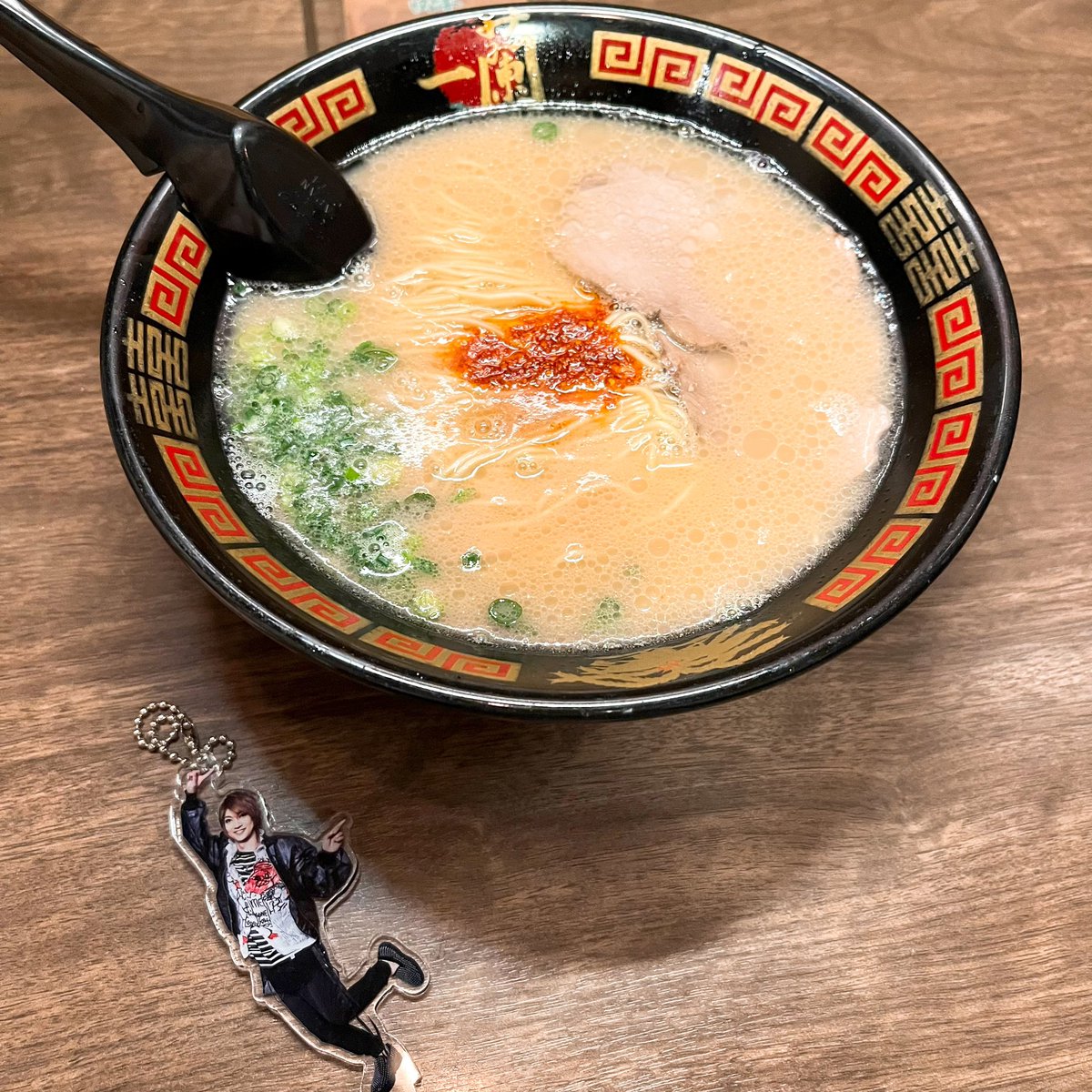 m__kya_n_7's tweet photo. 昨日楽しかったなぁ、、
喜矢武さんがライブ中に食べてた一蘭🍜
同じカップ麺で食べる予定だったけど博多駅地下街の一蘭は明日で閉店するらしい(今朝知った)から最後に行けて良かった( ´ ▽ ` )ﾉ https://t.co/QPN1s0RSGB